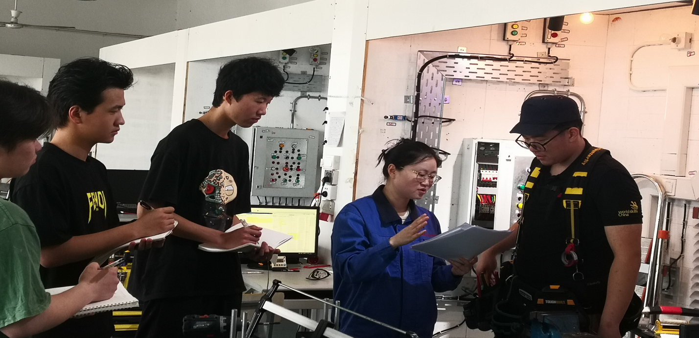 张婷老师与省技能大赛中职组团体二等奖选手张浩然同学（右一）、葛俊杰（右三）1.png